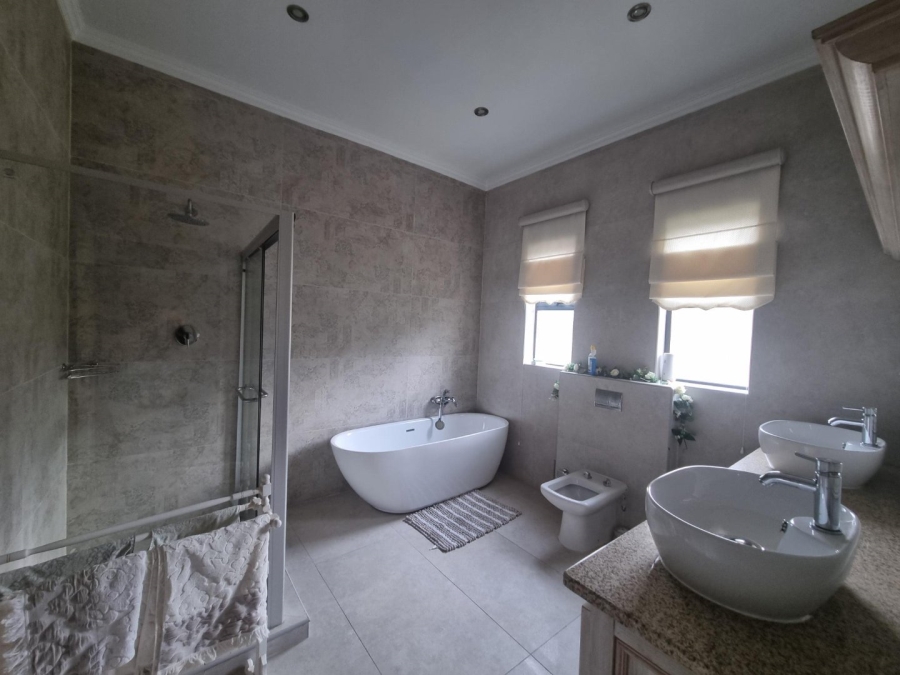 To Let 8 Bedroom Property for Rent in Xanadu North West